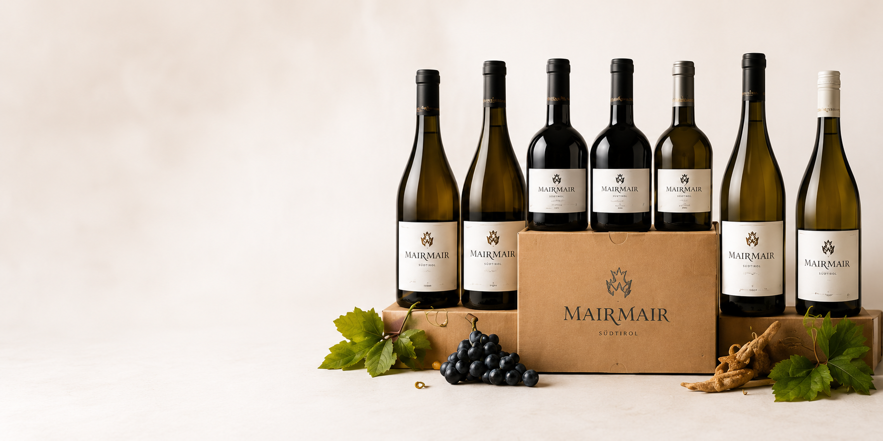 Südtiroler Weinpaket mit Mair Mair Holzkiste, Flaschen, Trauben und Blättern