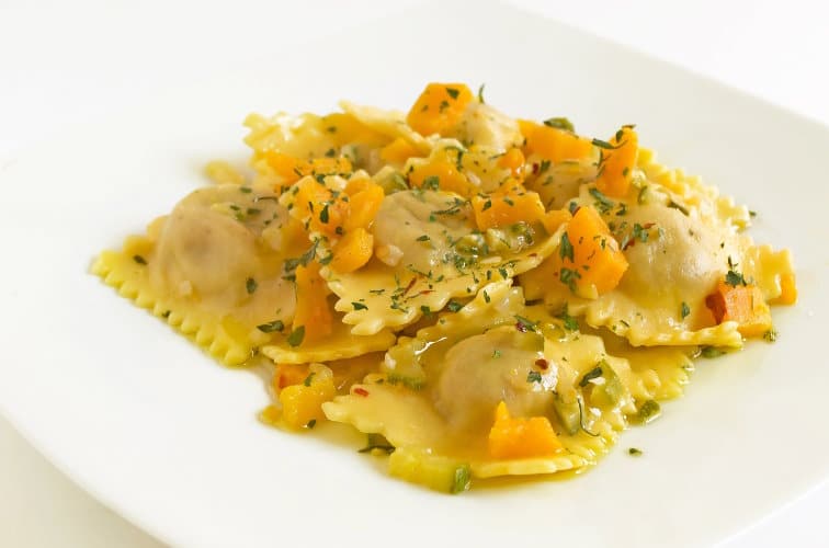 Tortelli-di-Zucca-Kpürbisravioli-serviert