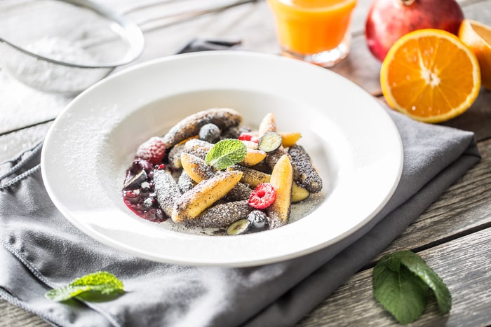 Schupfnudeln mit Mohnbutter und Preiselbeermarmelade